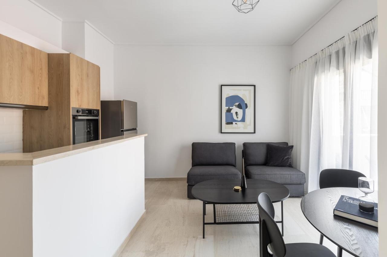 Elliot Neapoli, Apartment *