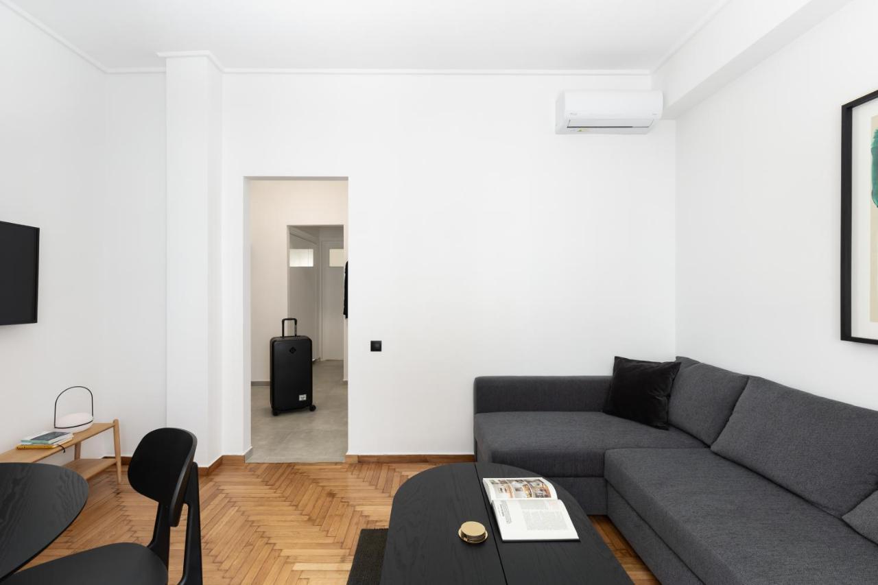 Elliot Neapoli, Apartment *