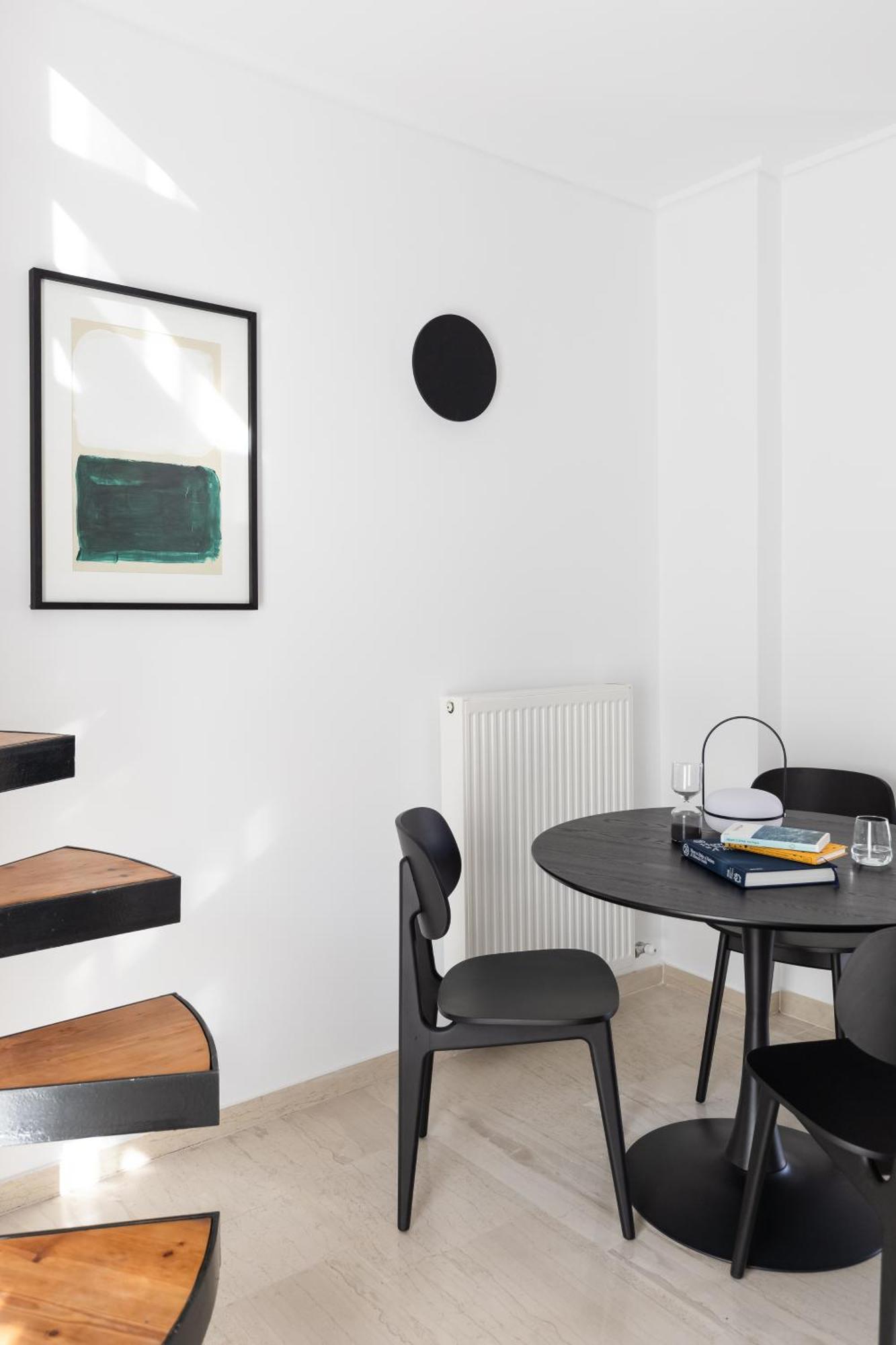 Elliot Neapoli, Apartment