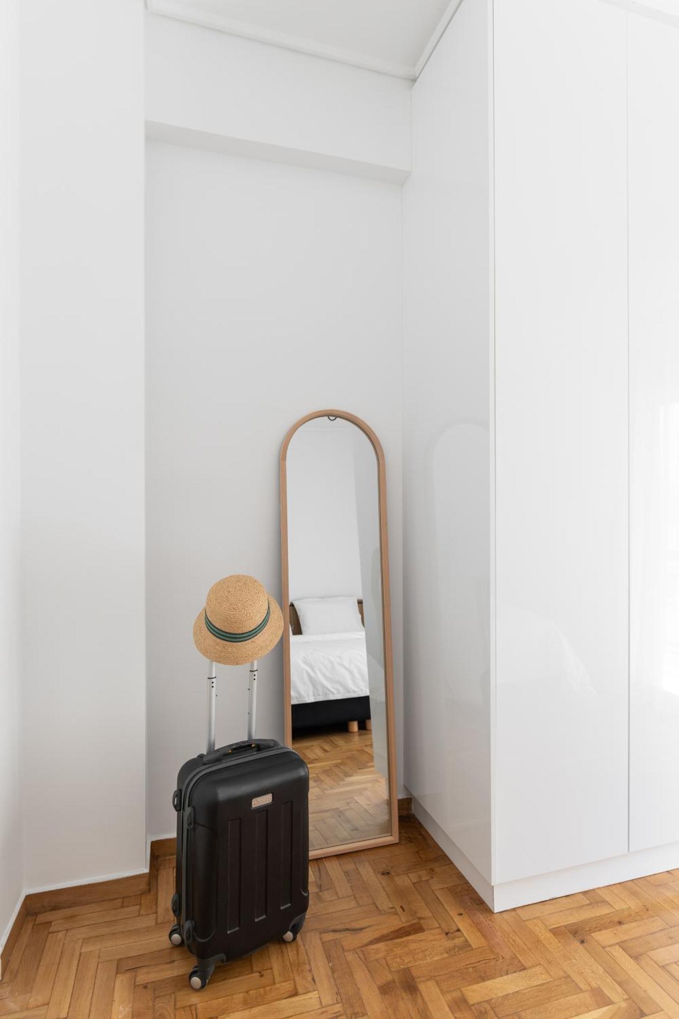 Elliot Neapoli, Athens