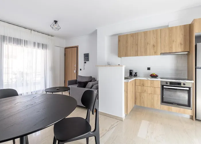 Elliot Neapoli, Athens